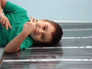 çocuklar yetişkinlerden daha hassas olduğundan odalarında terliksiz olarak dolaşabilmeleri ve zeminde oynayabilmeleri için zeminde ısıtma düşünülmelidir.